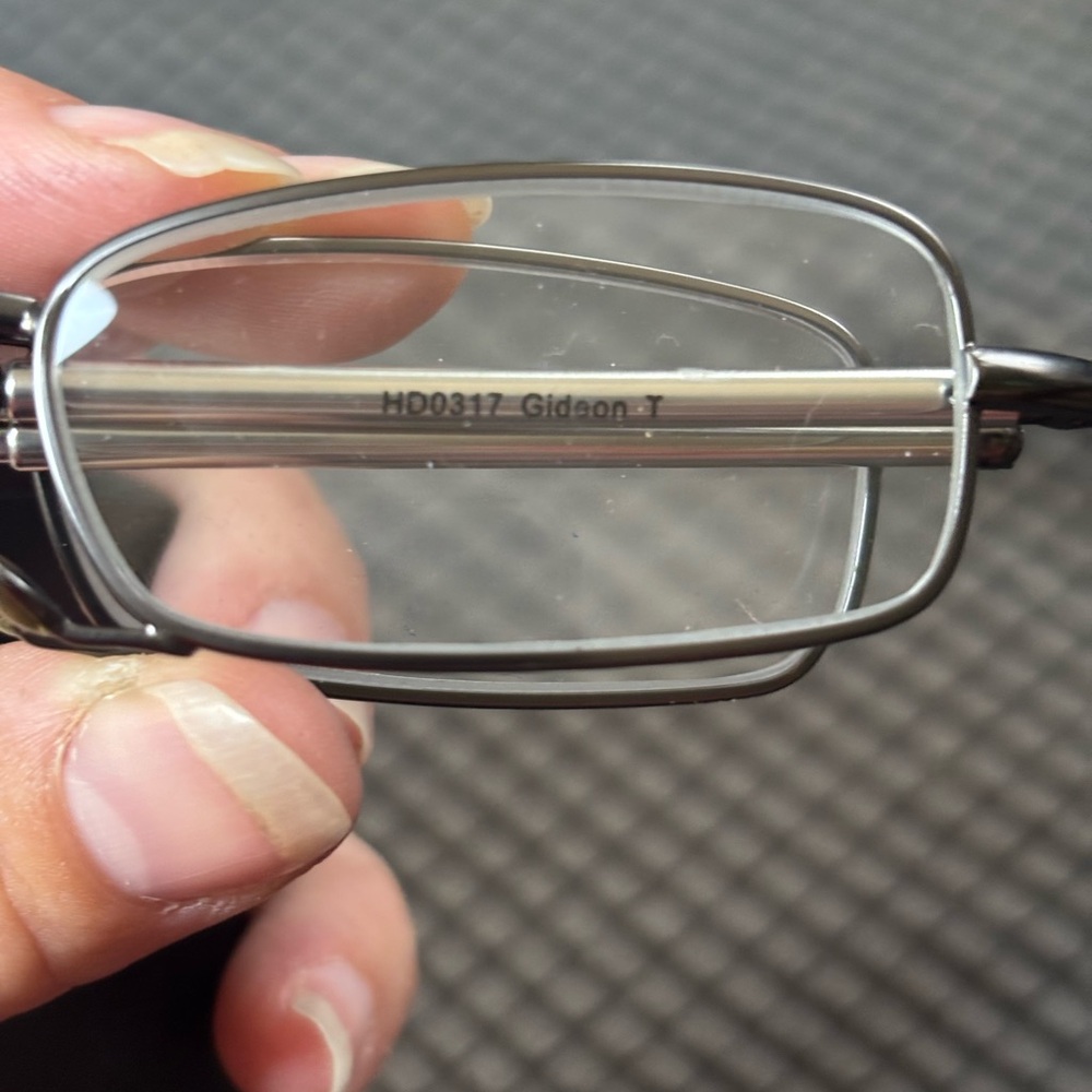 Foster Grant Folding Reading Glasses with Black Glasses Holder - Picture 4 of 4